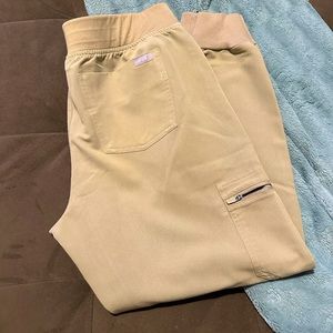 Medium petite, scrub bottom, latte